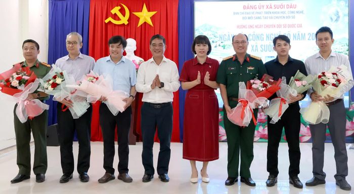Lãnh đạo xã tặng hoa cho các chuyên gia, đại diện các tập đoàn công nghệ.