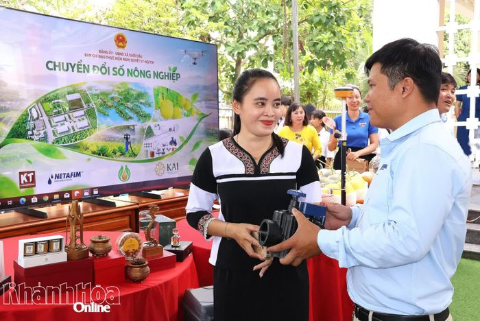 Đồng bào dân tộc thiểu số trải nghiệm các tiện ích số và tìm hiểu các sản phẩm công nghệ về nông nghiệp.