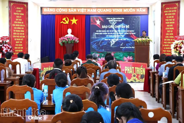 Lãnh đạo Phòng An ninh mạng (Công an tỉnh Khánh Hòa) trình bày tham luận tại ngày hội.
