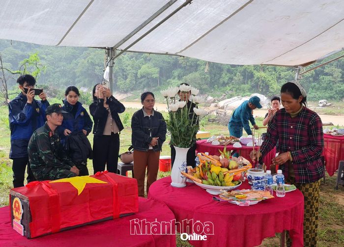Thân nhân gia đình thành kính dâng hương tưởng nhớ anh linh liệt sĩ Bo Bo Mơ.