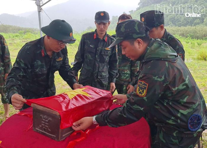 Hơn 2 giờ chiều cùng ngày, lực lượng đã đưa hài cốt liệt sĩ xuống núi, băng qua Sông Cái bảo đảm an toàn tuyệt đối. Tại bờ nam Sông Cái, chính quyền địa phương đã dựng sẵn nhà bạt để tổ chức lễ tưởng niệm trước khi di chuyển hài cốt liệt sĩ về Nghĩa trang liệt sĩ Ninh Thuận.