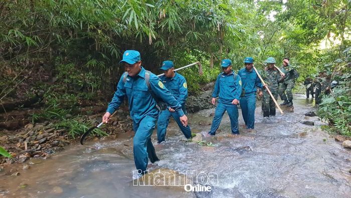 Càng lên cao, độ dốc càng lớn, trời mưa to vách đá càng trơn trượt nên lực lượng chủ yếu lội ngược dòng các con suối.