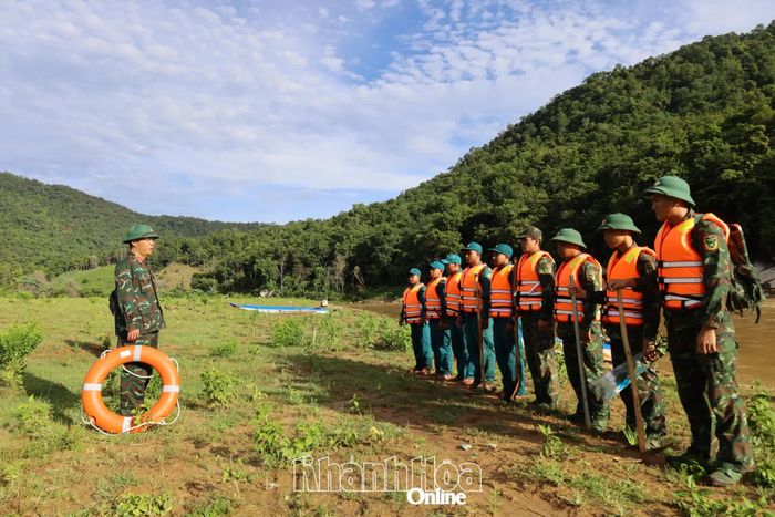 Trung tá Nguyễn Xuân Hưng - Đội trưởng Đội Tìm kiếm, quy tập hài cốt liệt sĩ căn dặn cán bộ, chiến sĩ phải nỗ lực quyết tâm hoàn thành tốt nhiệm vụ, đặc biệt phải đảm bảo an toàn trong quá trình vượt sông, leo núi trong suốt hành trình.