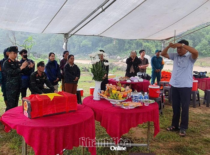 Lãnh đạo Đảng ủy xã Bác Ái Tây thành kính dâng hương tưởng nhớ anh linh liệt sĩ Bo Bo Mơ.