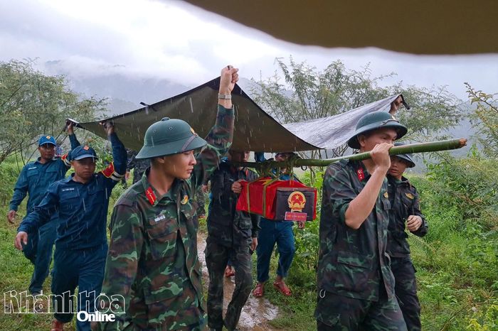 Suốt hành trình hơn 9 giờ đồng hồ băng rừng lội suối, vượt sông, dầm mình trong mưa gió, các cán bộ, chiến sĩ đã hoàn thành nhiệm vụ trong niềm xúc động, tự hào.