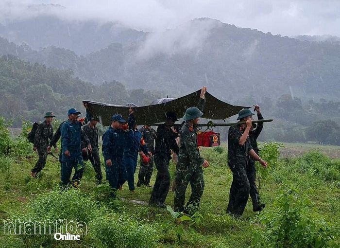 Cán bộ, chiến sĩ di chuyển hài cốt liệt sĩ Bo Bo Mơ đến phương tiện đang đậu cách bờ bắc Sông Cái khoảng 2km để di chuyển về Nghĩa trang liệt sĩ Ninh Thuận.