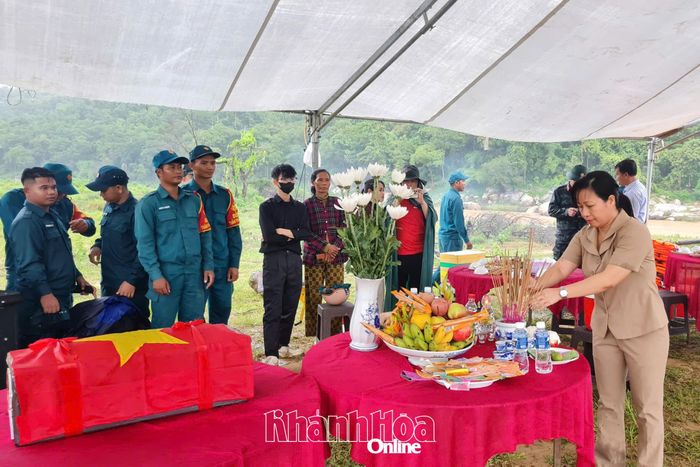 Lãnh đạo UBND xã Bác Ái Tây thành kính dâng hương tưởng nhớ anh linh liệt sĩ Bo Bo Mơ.