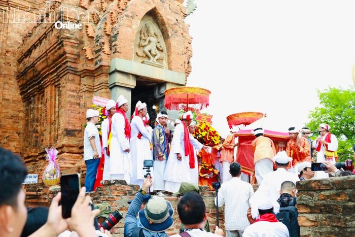 Nghi lễ rước y trang là nét văn hóa độc đáo trong Lễ hội Katê của đồng bào Chăm theo đạo Bàlamôn.