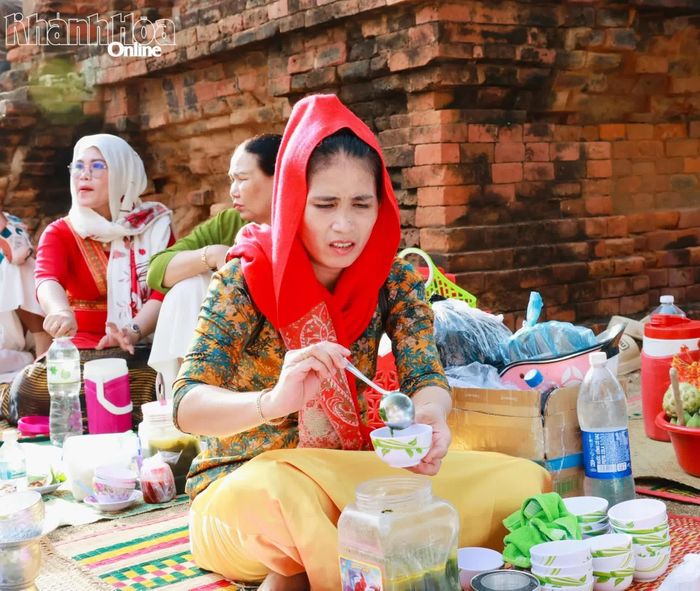 Chị Đàng Thị Giỏi - người dân ở thôn Hữu Đức, xã Phước Hữu chuẩn bị lễ cúng.