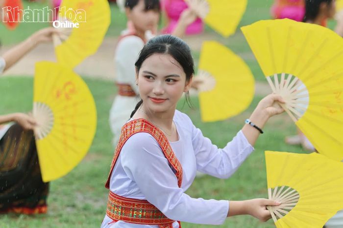 Thiếu nữ Chăm duyên dáng trong điệu múa quạt truyền thống.