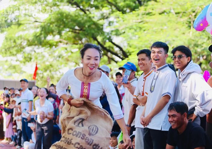Vui hội Katê còn có các trò chơi dân gian như nhảy bao bố.