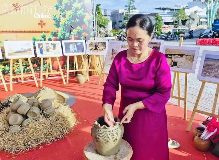 Nghệ nhân làng gốm Bàu Trúc làm gốm.