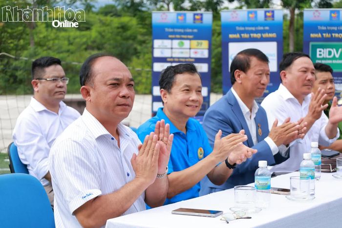 Các đại biểu tham dự lễ khai mạc.