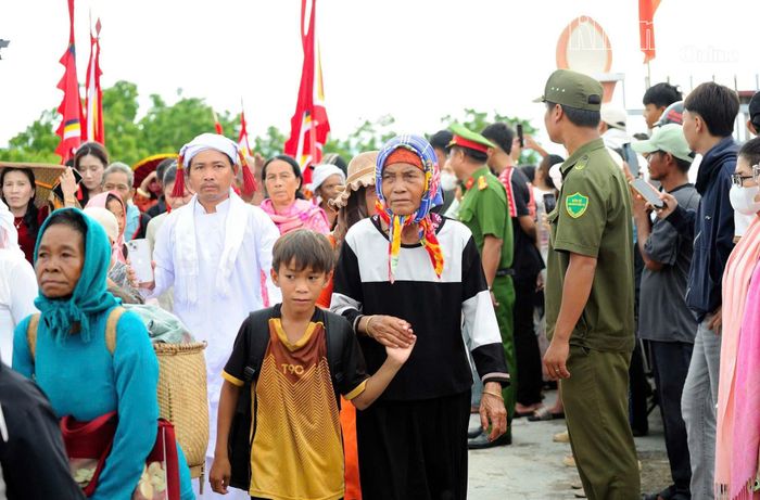 Lực lượng chức năng vừa đảm bảo an ninh, trật tự phục vụ, sẵn sàng hỗ trợ đồng bào khi tham gia Lễ hội Katê tại Di tích quốc gia Tháp Pô Rômê.