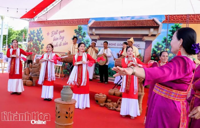 Người dân và du khách được thưởng thức các tiết mục biểu diễn nghệ thuật, cảm nhận nét đẹp văn hóa đặc sắc của đồng bào Chăm.