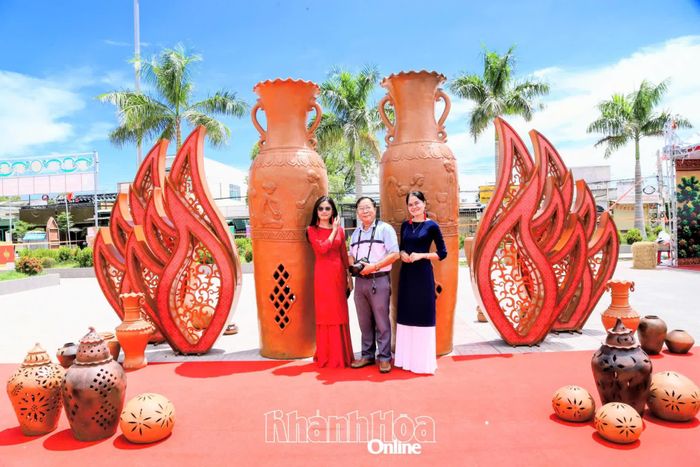 Ban tổ chức bố trí nhiều điểm check-in đẹp mắt, tạo không gian để người dân và du khách chụp ảnh, lưu lại những khoảnh khắc đáng nhớ khi tham gia lễ hội.