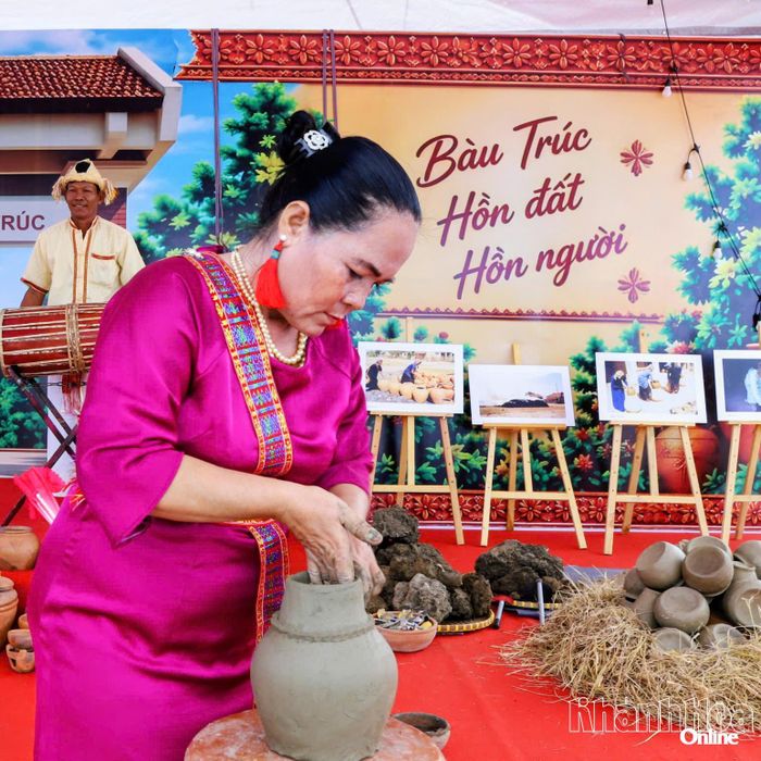 Tại không gian triển lãm, người dân và du khách được trực tiếp xem các nghệ nhân thực hành, trình diễn nghệ thuật làm gốm Bàu Trúc truyền thống.
