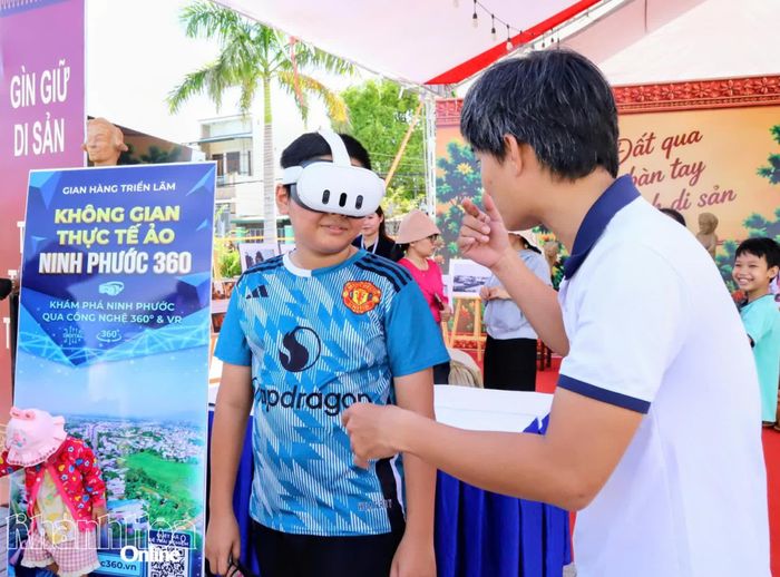 Điểm mới của lễ hội là không gian trải nghiệm du lịch thực tế ảo (VR Tour 360), giúp người dân và du khách khám phá trực quan các di tích văn hóa và những điểm đến tiêu biểu của Ninh Phước thông qua công nghệ số.