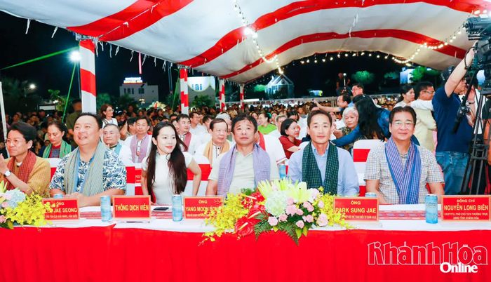 Đồng chí Nguyễn Long Biên và các đại biểu dự khai mạc lễ hội.