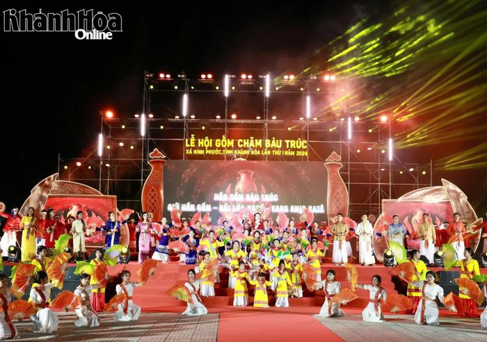 Tiết mục hát múa "Trống hội Katê" khép lại đêm khai mạc lễ hội.
