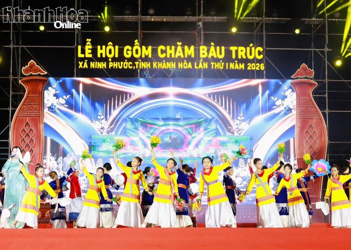 Thiếu nhi tham gia biểu diễn trong đêm khai mạc.