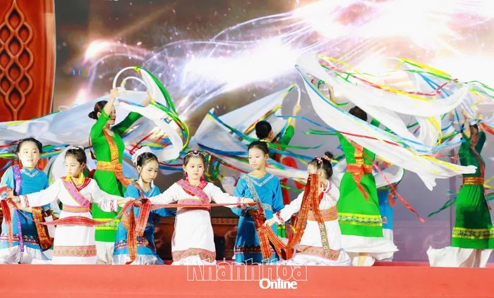 Tiết mục múa "Sắc màu thổ cẩm Mỹ Nghiệp".