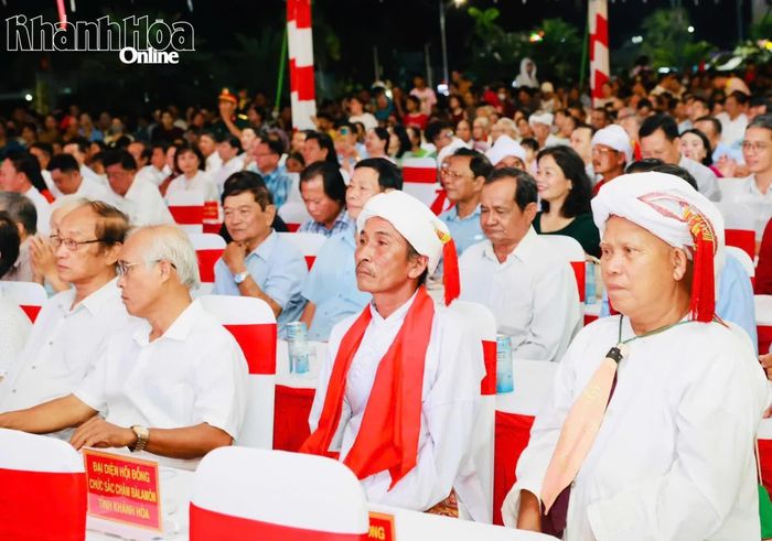 Các vị chức sắc, chức việc, người có uy tín, các nghệ nhân và đông đảo Nhân dân, du khách dự lễ khai mạc.