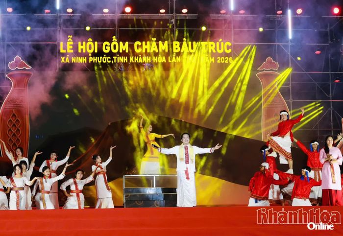 Các nghệ sĩ, diễn viên dân tộc Chăm đã góp phần đem lại thành công cho đêm khai mạc Lễ hội Gốm Chăm Bàu Trúc.