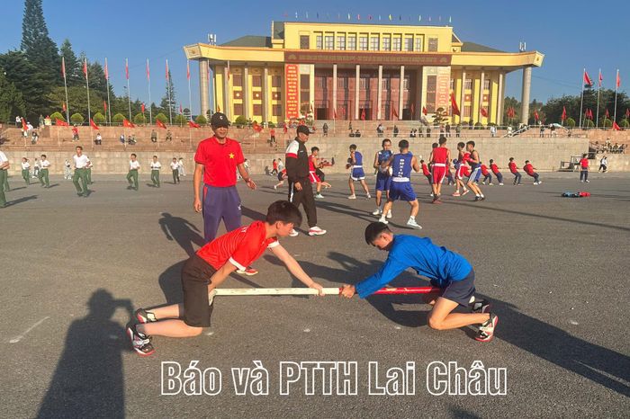 Tại lễ phát động các huấn luyện viên của Trung tâm Huấn luyện và Thi đấu Thể dục thể thao tỉnh hướng dẫn nhân dân tập luyện môn đẩy gẩy.