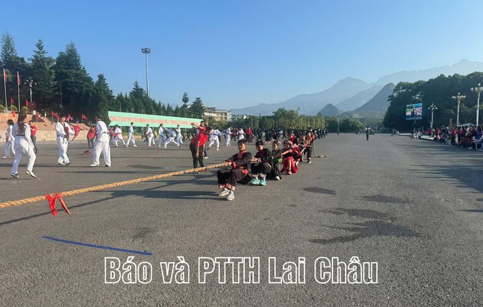Nhân dân các dân tộc thuộc các xã, phường tham gia tâp luyện kéo co sau lễ phát động.