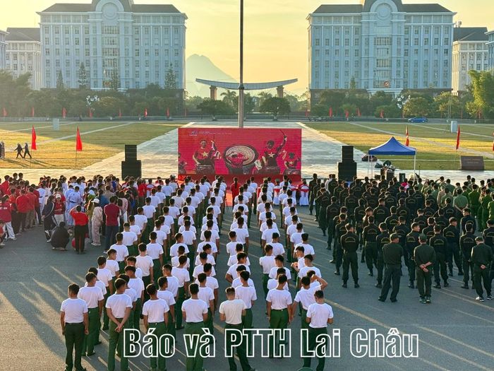 Quang cảnh lễ phát động.