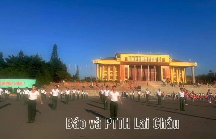 Tại lễ phát động, Bộ Chỉ huy Quân sự tỉnh đã có màn biểu diễn võ thuật với sự tham gia của đông đảo cán bộ, chiến sỹ. 