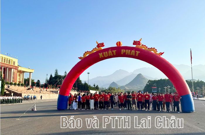 Sau lễ phát động các đồng chí lãnh đạo tỉnh cùng đông đảo công nhân viên chức các sở, ngành và nhân dân các xã, phường chạy bộ hưởng ứng. 