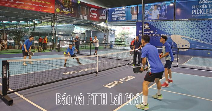 Các trận đấu đôi nam môn pickleball diễn ra căng thẳng, kịch tính ngay từ những điểm số đầu tiên.