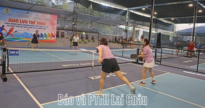 Các nữ vận động viên tham gia thi đấu pickleball với nhiều pha bóng đẹp mắt.