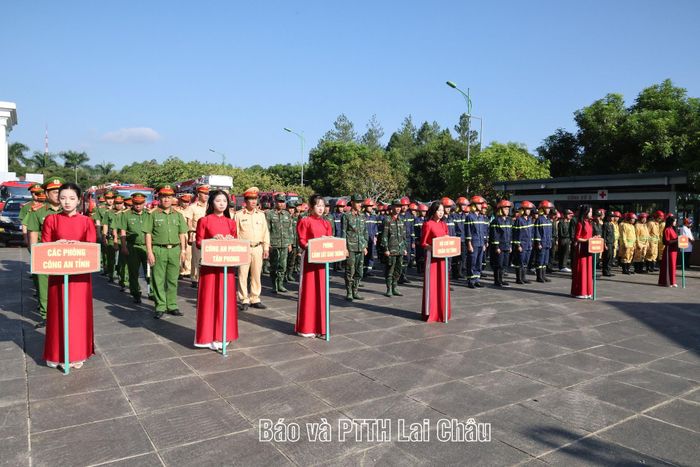Đông đảo lực lượng tham gia diễn tập.