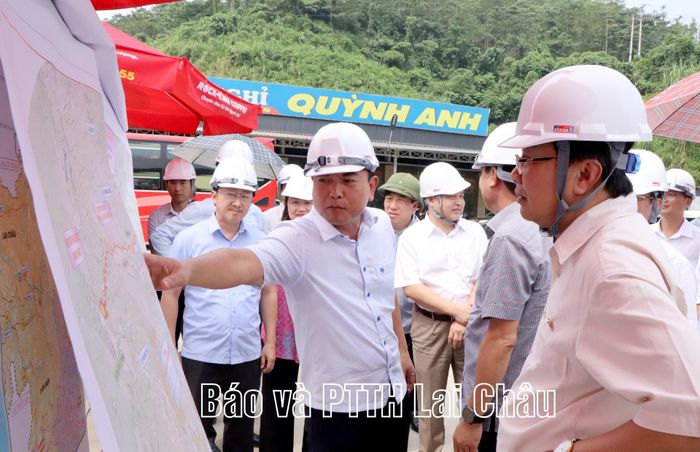 Các đồng chí lãnh đạo tỉnh phân tích vai trò và tầm quan trọng của dự án đối với phát triển toàn diện của tỉnh Lai Châu với đoàn công tác.