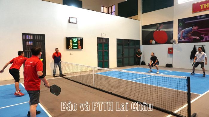 Không khí thi đấu sôi nổi ở nội dung đôi nam lãnh đạo