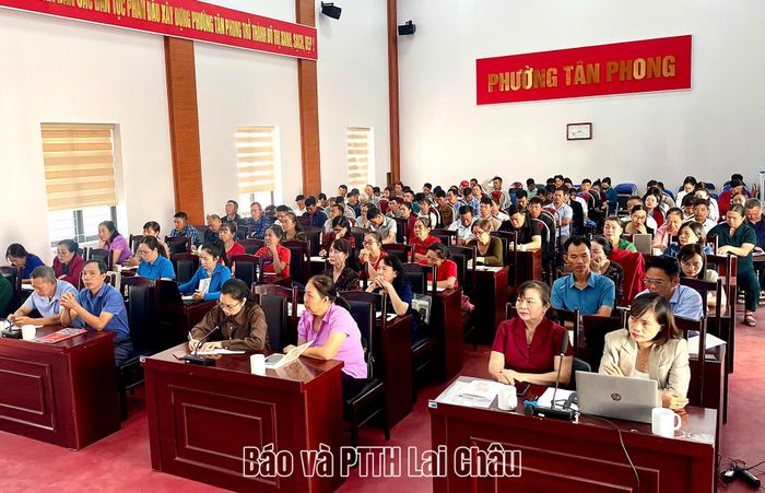 Các thành viên Tổ truyền thông cộng đồng phường Tân Phong tích cực tham gia lớp bồi dưỡng để nâng cao kỹ năng số.