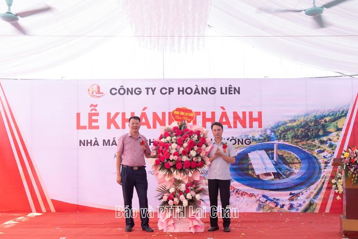 Đồng chí Hà Trọng Hải - Uỷ viên Ban Thường vụ Tỉnh ủy, Phó Chủ tịch UBND tỉnh tặng hoa chúc mừng Công ty Cổ phần Hoàng Liên và Nhà máy gạch Tuynel Tam Đường.