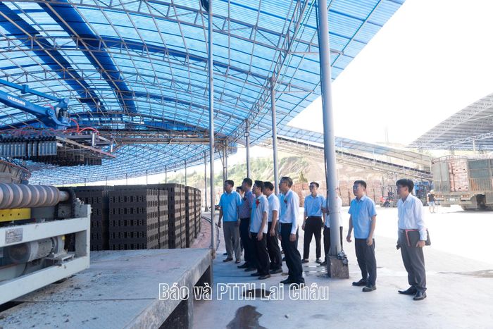 Các đại biểu tham quan dây chuyền sản xuất của nhà máy.