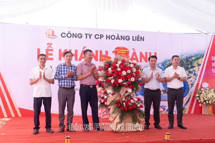 Đại diện các cơ quan, đơn vị tặng hoa chúc mừng Công ty Cổ phần Hoàng Liên và Nhà máy gạch Tuynel Tam Đường.