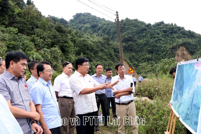 Đồng chí Nguyễn Minh Sơn - Phó Chủ nhiệm Ủy ban Kinh tế và Tài chính và đoàn công tác khảo sát thực địa tại vị trí thi công hầm Khau Co.