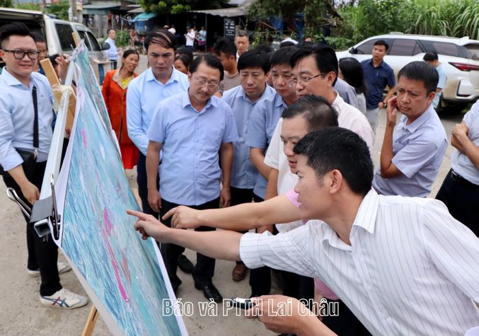 Lãnh đạo các sở, ngành, địa phương làm rõ các phương án với đoàn công tác.