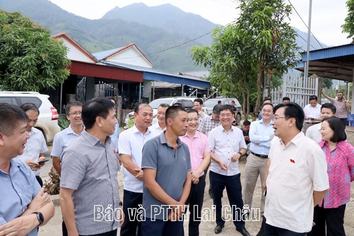 Khảo sát tại nút giao Tân Uyên, đồng chí Nguyễn Minh Sơn, Trưởng đoàn công tác yêu cầu các sở, ban, ngành tỉnh và địa phương phải quan tâm tối đa đến công tác tái định cư, an sinh xã hội, giải quyết việc làm cho người dân sau thu hồi đất.