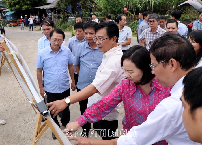 Các thành viên đoàn công tác khảo sát các vị trí tại nút giao Tân Uyên.