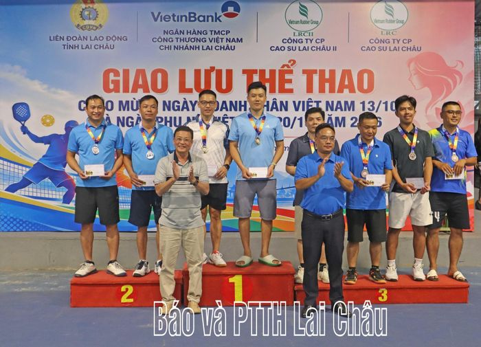 Lãnh đạo Liên đoàn Lao động tỉnh; Công ty Cổ phần Cao su Lai Châu, Công ty Cổ phần Cao su Lai Châu II trao giải nhất, nhì, ba nội dung đôi nam môn Pickleball.
