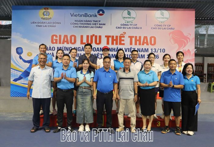 Ban tổ chức chúc mừng các vận động viên đạt giải nhất, nhì, ba môn kéo co.