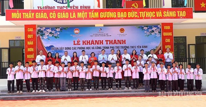 Các đại biểu và học sinh chụp ảnh lưu niệm tại lễ khánh thành