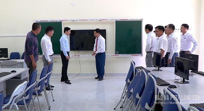 Các đại biểu tham quan công trình